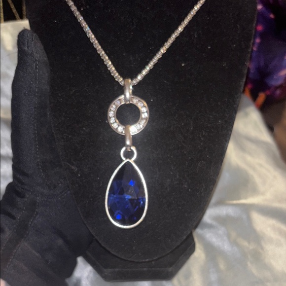 Elegant Silver and Blue Pendant Necklace - Picture 2 of 4